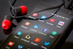 Sociale media pictogrammen op het slimme telefoonscherm royalty-vrije stock fotografie Sociale media pictogrammen op het slimme telefoonscherm royalty-vrije stock fotografie