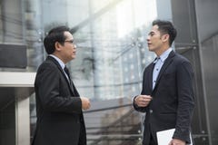 Socio asiático del hombre de negocios que consulta y que discute para el negocio imagen de archivo libre de regalías Socio asiático del hombre de negocios que consulta y que discute para el negocio imagen de archivo libre de regalías
