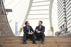 Socio del hombre de negocios que consulta y que discute en al aire libre imágenes de archivo libres de regalías Socio del hombre de negocios que consulta y que discute en al aire libre imágenes de archivo libres de regalías