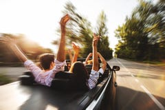 Société des jeunes montant dans un cabriolet sur la route et ho photo libre de droits Société des jeunes montant dans un cabriolet sur la route et ho photo libre de droits