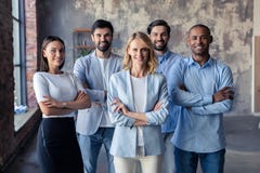 Société réussie avec les travailleurs heureux dans le bureau moderne photo stock Société réussie avec les travailleurs heureux dans le bureau moderne photo stock
