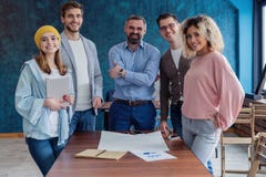 Société réussie avec les travailleurs heureux Équipe créative parfaite photos stock Société réussie avec les travailleurs heureux Équipe créative parfaite photos stock