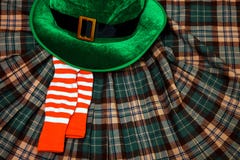Sockor för mars för brunt för hjärta för band för gåva för kilt för gräsplan för ferie för troll för hatt för dräkt för dag för S royaltyfri bild Sockor för mars för brunt för hjärta för band för gåva för kilt för gräsplan för ferie för troll för hatt för dräkt för dag för S royaltyfri bild