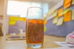 Sodowany wystrzał w szkle na biurku zdjęcia stock Sodowany wystrzał w szkle na biurku zdjęcia stock