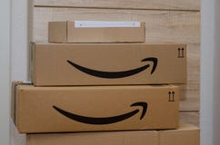 Soest, Alemanha - 12 de dezembro de 2018: Caixa de cartão do Amazon Prime imagens de stock Soest, Alemanha - 12 de dezembro de 2018: Caixa de cartão do Amazon Prime imagens de stock