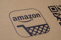 Soest, Alemanha - 19 de dezembro de 2017: O logotipo das Amazonas com código de QR no envelope do cartão amazon com, Inc , é um a fotos de stock Soest, Alemanha - 19 de dezembro de 2017: O logotipo das Amazonas com código de QR no envelope do cartão amazon com, Inc , é um a fotos de stock