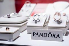 Soest, Γερμανία - 14 Ιανουαρίου 2019: PANDORA κόσμημα για την πώληση στοκ φωτογραφία με δικαίωμα ελεύθερης χρήσης Soest, Γερμανία - 14 Ιανουαρίου 2019: PANDORA κόσμημα για την πώληση στοκ φωτογραφία με δικαίωμα ελεύθερης χρήσης
