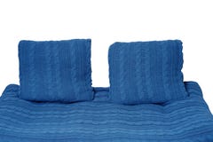 Sofa et deux oreillers dans le bleu d'isolement sur le fond blanc Image stock Sofa et deux oreillers dans le bleu d'isolement sur le fond blanc Image stock