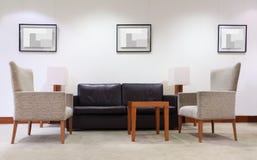 Sofa, fauteuils et table dans le bureau vide Image stock Sofa, fauteuils et table dans le bureau vide Image stock