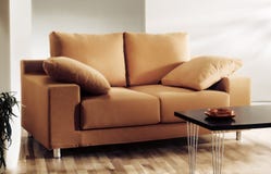 Sofa oder Couch im Wohnzimmer lizenzfreies stockbild Sofa oder Couch im Wohnzimmer lizenzfreies stockbild