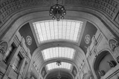 Soffitto della stazione ferroviaria centrale di Milano fotografia stock libera da diritti Soffitto della stazione ferroviaria centrale di Milano fotografia stock libera da diritti
