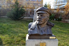 Sofia/Bulgarien - November 2017: Eine gemei?elte Zahl der Sowjet-?ra von Vladimir Lenin vor dem Museum von sozialistischen K?nste stockbild Sofia/Bulgarien - November 2017: Eine gemei?elte Zahl der Sowjet-?ra von Vladimir Lenin vor dem Museum von sozialistischen K?nste stockbild