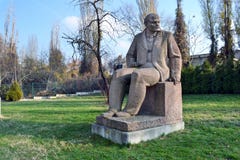 Sofia/Bulgarije - November 2017: Een sovjet-Era beeldhouwde cijfer van Vladimir Lenin voor het museum van socialistische arts. royalty-vrije stock afbeelding Sofia/Bulgarije - November 2017: Een sovjet-Era beeldhouwde cijfer van Vladimir Lenin voor het museum van socialistische arts. royalty-vrije stock afbeelding