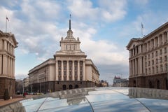 SOFIA BUŁGARIA, LUTY, - 15, 2018: kwadratowy Nezavisimost z poprzednim partia komunistyczna domem w Sofia, Bułgaria Sofia jest obraz stock SOFIA BUŁGARIA, LUTY, - 15, 2018: kwadratowy Nezavisimost z poprzednim partia komunistyczna domem w Sofia, Bułgaria Sofia jest obraz stock