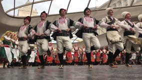 SOFIA, ΒΟΥΛΓΑΡΙΑ - 7 ΜΑΐΟΥ 2018: Οι άνθρωποι στα παραδοσιακά κοστούμια χορεύουν βουλγαρικό horo στη Sofia, Βουλγαρία Ελεύθερη από SOFIA, ΒΟΥΛΓΑΡΙΑ - 7 ΜΑΐΟΥ 2018: Οι άνθρωποι στα παραδοσιακά κοστούμια χορεύουν βουλγαρικό horo στη Sofia, Βουλγαρία Ελεύθερη από