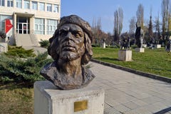 Sofia/Βουλγαρία - το Νοέμβριο του 2017 - ένα άγαλμα Che Guevara στην είσοδο του μουσείου της σοσιαλιστικής τέχνης στοκ φωτογραφίες με δικαίωμα ελεύθερης χρήσης Sofia/Βουλγαρία - το Νοέμβριο του 2017 - ένα άγαλμα Che Guevara στην είσοδο του μουσείου της σοσιαλιστικής τέχνης στοκ φωτογραφίες με δικαίωμα ελεύθερης χρήσης