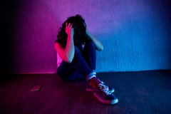 Sofrimento bonito, da jovem mulher do sentimento e imagens de stock Sofrimento bonito, da jovem mulher do sentimento e imagens de stock
