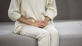 Sofrimento da mulher dos problemas menstruais, gynecological e urological fortes foto de stock Sofrimento da mulher dos problemas menstruais, gynecological e urological fortes foto de stock