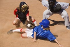 Softballspeler die in Huisplaat glijden royalty-vrije stock fotografie Softballspeler die in Huisplaat glijden royalty-vrije stock fotografie