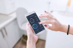 Software elegante para que dispositivo móvil controle parámetros del apartamento imágenes de archivo libres de regalías Software elegante para que dispositivo móvil controle parámetros del apartamento imágenes de archivo libres de regalías