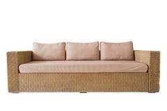 Sofà del rattan con i cuscini grigi isolati su bianco Risparmiato con il cli immagini stock Sofà del rattan con i cuscini grigi isolati su bianco Risparmiato con il cli immagini stock