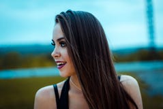 Sogno della donna e rilassamento di seduta Tramonto Estate esterno fotografie stock libere da diritti Sogno della donna e rilassamento di seduta Tramonto Estate esterno fotografie stock libere da diritti
