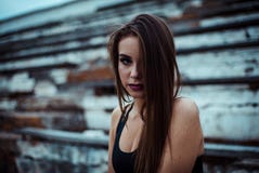 Sogno della donna e rilassamento di seduta Tramonto Estate esterno fotografia stock Sogno della donna e rilassamento di seduta Tramonto Estate esterno fotografia stock