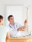 Soignez afficher à un patient féminin par partie d'une épine photos stock Soignez afficher à un patient féminin par partie d'une épine photos stock