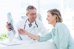 Soignez avoir la conversation avec son patient et tenir le rayon X image libre de droits Soignez avoir la conversation avec son patient et tenir le rayon X image libre de droits
