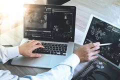 Soignez le travail avec le comprimé numérique et l'ordinateur portable avec smar photo stock Soignez le travail avec le comprimé numérique et l'ordinateur portable avec smar photo stock