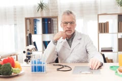 Soignez se reposer au bureau dans le bureau avec le microscope, le stéthoscope et le presse-papiers photos libres de droits Soignez se reposer au bureau dans le bureau avec le microscope, le stéthoscope et le presse-papiers photos libres de droits