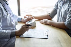Soignez utilisant un patient de mesure de vérification de tension artérielle présentant l'examen, en présentant le symptôme de ré photographie stock Soignez utilisant un patient de mesure de vérification de tension artérielle présentant l'examen, en présentant le symptôme de ré photographie stock