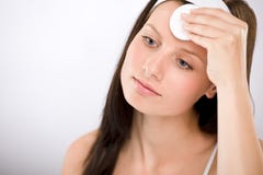 Soin facial - femme enlevant le renivellement photographie stock libre de droits Soin facial - femme enlevant le renivellement photographie stock libre de droits