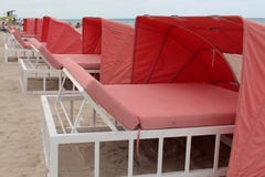 Sol blekte vardagsrumstolar på stranden Arkivfoton Sol blekte vardagsrumstolar på stranden Arkivfoton
