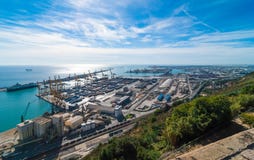 Sol en el mar balear y el envío industrial de Barcelona y puertos del carril en un día soleado del azul-cielo Fotografía de archivo libre de regalías Sol en el mar balear y el envío industrial de Barcelona y puertos del carril en un día soleado del azul-cielo Fotografía de archivo libre de regalías