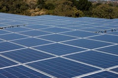 Sol- paneler för förnybar energi med gröna trees Arkivbilder Sol- paneler för förnybar energi med gröna trees Arkivbilder