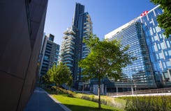 Solarien ragen in ` ` Porta Nuova Platz nahe Garibaldi-Bahnstation in Mailand, Italien hoch stockbilder Solarien ragen in ` ` Porta Nuova Platz nahe Garibaldi-Bahnstation in Mailand, Italien hoch stockbilder