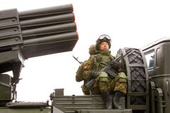 Soldado con un subfusil ametrallador en su coche en un desfile militar Fotografía de archivo Soldado con un subfusil ametrallador en su coche en un desfile militar Fotografía de archivo