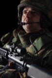 Soldado das forças especiais com o rifle no fundo escuro fotos de stock Soldado das forças especiais com o rifle no fundo escuro fotos de stock
