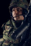 Soldado das forças especiais com o rifle no fundo escuro imagens de stock royalty free Soldado das forças especiais com o rifle no fundo escuro imagens de stock royalty free