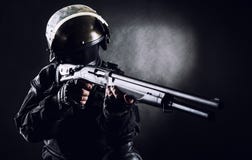 Soldado de los ops de espec. con la escopeta fotos de archivo Soldado de los ops de espec. con la escopeta fotos de archivo
