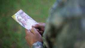 Soldado que guarda a foto feliz dos pares, amiga faltante, memórias, separação vídeos de arquivo Soldado que guarda a foto feliz dos pares, amiga faltante, memórias, separação vídeos de arquivo
