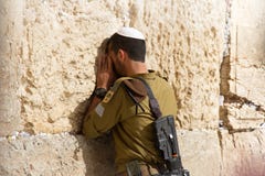 Soldado que reza na parede lamentando com arma, Jerusalém, Israel foto de stock Soldado que reza na parede lamentando com arma, Jerusalém, Israel foto de stock