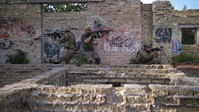Soldados militares con las armas durante el entrenamiento metrajes Soldados militares con las armas durante el entrenamiento metrajes
