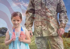 soldat- och dotteröverlappning med USA-flaggan royaltyfria foton soldat- och dotteröverlappning med USA-flaggan royaltyfria foton