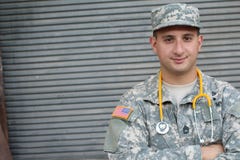 Soldato americano maschio in uniforme del cammuffamento dell'esercito - immagine di riserva con lo spazio della copia fotografia stock Soldato americano maschio in uniforme del cammuffamento dell'esercito - immagine di riserva con lo spazio della copia fotografia stock
