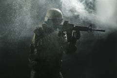 Soldato dell'esercito americano nella pioggia fotografie stock libere da diritti Soldato dell'esercito americano nella pioggia fotografie stock libere da diritti
