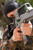 Soldato nella mascherina nera con una pistola immagine stock Soldato nella mascherina nera con una pistola immagine stock
