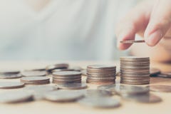 Soldi di risparmio per il concetto di investimento, mano del tiro in buca maschio o femminile fotografia stock Soldi di risparmio per il concetto di investimento, mano del tiro in buca maschio o femminile fotografia stock