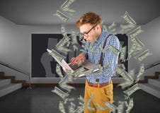 soldi mandanti un sms pantaloni a vita bassa con il computer portatile, soldi intorno immagine stock libera da diritti soldi mandanti un sms pantaloni a vita bassa con il computer portatile, soldi intorno immagine stock libera da diritti